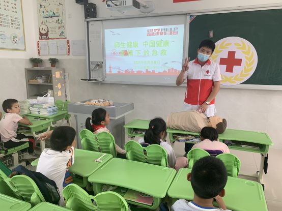 江宁区龙都小学红十字开展疫情下的应急救护培训1